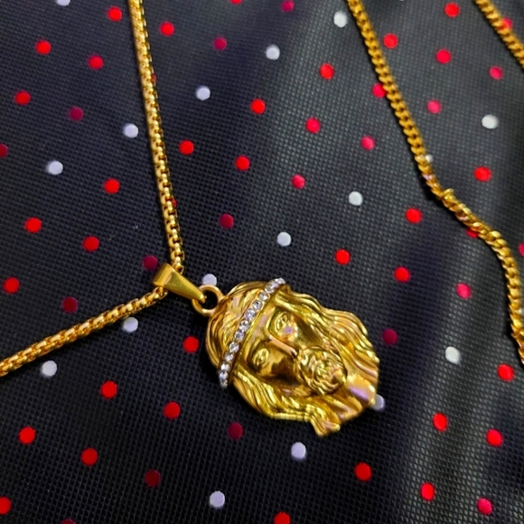 18K Gold Plated Jesus Pendant Necklace With Crystals - Picture 5 of 7